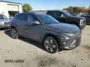 2024 Hyundai Kona SEL z VIN KM8HBCAB9RU159647, wystawiony jako Copart lot #76755294 z przebiegiem 6 332 mil mil oraz Szkoda całkowita • Salvage title. Historia ofert i sprzedaży dostępna na DreamBid. Obrazek 4.
