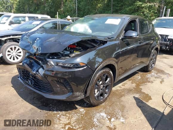 2024 Dodge Hornet R/T Plus z VIN ZACPDFDW3R3A23016, wystawiony jako IAAI lot #42822677 z przebiegiem 14 841 mil mil oraz . Historia ofert i sprzedaży dostępna na DreamBid. Obrazek 17.