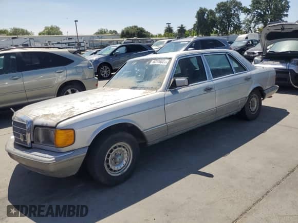 1983 Mercedes-Benz 380 z VIN WDBCA33A4DB042003, wystawiony jako Copart lot #62316525 z przebiegiem 161 377 mil mil oraz Nie do naprawy • Non repairable. Historia ofert i sprzedaży dostępna na DreamBid. Obrazek 1.