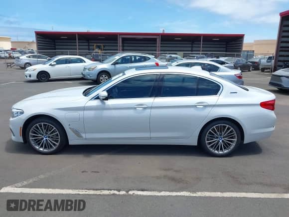 2019 BMW 5 Series 530e с VIN WBAJA9C56KB254619, выставлен на аукционе IAAI как лот 42455406 с пробегом 25 711 миль миль и . История ставок и продаж доступна на DreamBid. Изображение 14.