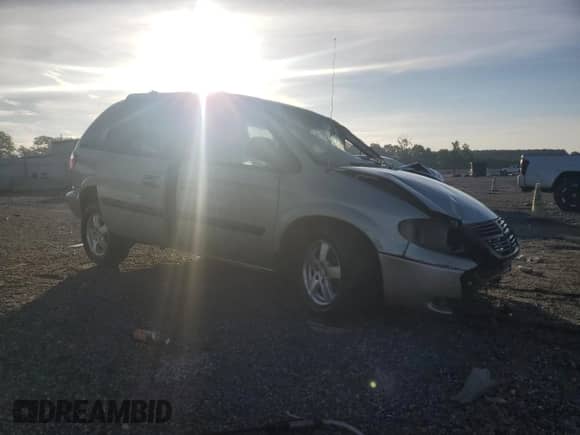 2005 Dodge Caravan SXT with VIN 1D4GP45R15B359896, listed as a Copart auction lot 61037375 with 221,347 mi miles and Non repairable. Bid and sale history available at DreamBid. Image 4.