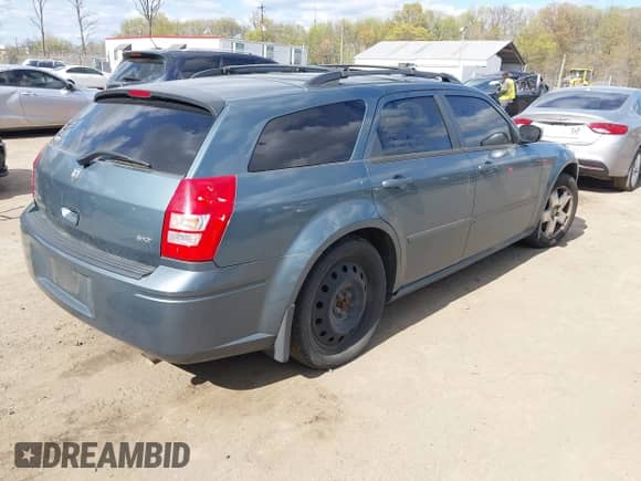 2005 Dodge Magnum SXT with VIN 2D4GZ48V15H647072, listed as a IAAI auction lot 42037095 with 187,904 mi miles and . Bid and sale history available at DreamBid. Image 4.