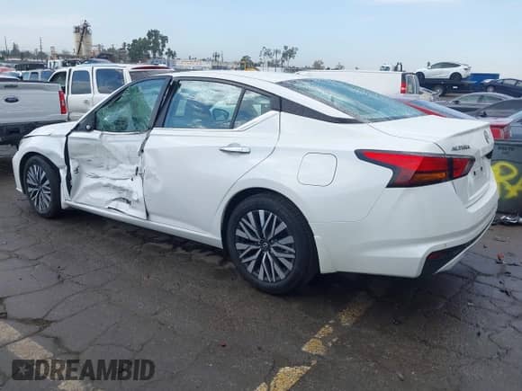 2024 Nissan Altima SV z VIN 1N4BL4DV1RN344391, wystawiony jako IAAI lot #43120539 z przebiegiem 5 972 mil mil oraz . Historia ofert i sprzedaży dostępna na DreamBid. Obrazek 3.