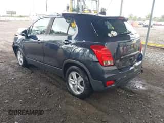 2019 Chevrolet Trax LS z VIN 3GNCJKSB4KL232215, wystawiony jako IAAI lot #43436092 z przebiegiem 32 261 mil mil oraz . Historia ofert i sprzedaży dostępna na DreamBid. Obrazek 3.