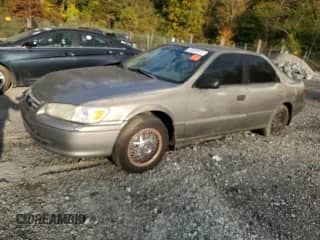 2001 Toyota Camry LE z VIN 4T1BG22K11U071163, wystawiony jako Copart lot #87089975 z przebiegiem 149 621 mil mil oraz Szkoda całkowita • Salvage title. Historia ofert i sprzedaży dostępna na DreamBid. Obrazek 1.