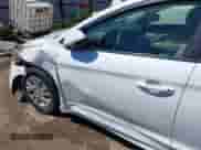 2018 Hyundai Elantra SE z VIN 5NPD74LF3JH261230, wystawiony jako IAAI lot #42298420 z przebiegiem 75 869 mil mil oraz . Historia ofert i sprzedaży dostępna na DreamBid. Obrazek 6.