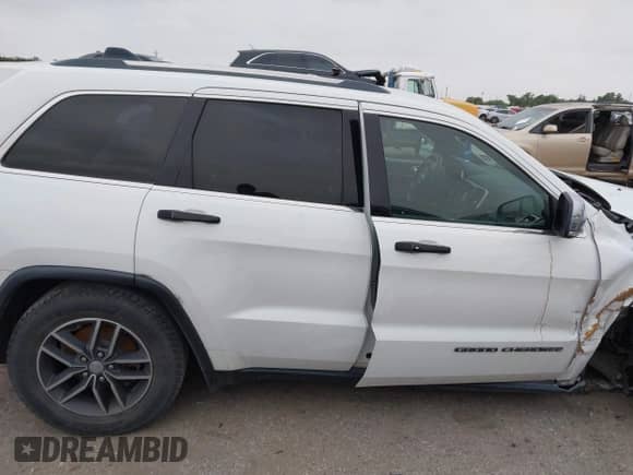 2018 Jeep Grand Cherokee Sterling with VIN 1C4RJEBG5JC221735, listed as a IAAI auction lot 42182575 with 123,505 mi miles and . Bid and sale history available at DreamBid. Image 14.