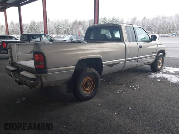 2000 Dodge 2500 z VIN 1B7KC2361YJ127325, wystawiony jako IAAI lot #41981547 z przebiegiem 165 410 mil mil oraz . Historia ofert i sprzedaży dostępna na DreamBid. Obrazek 4.