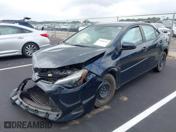 2019 Toyota Corolla LE z VIN 2T1BURHE2KC199692, wystawiony jako IAAI lot #42916976 z przebiegiem 131 862 mil mil oraz . Historia ofert i sprzedaży dostępna na DreamBid. Obrazek 2.