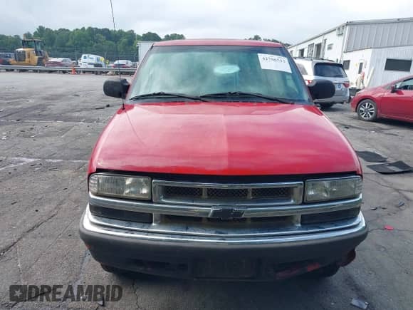 2001 Chevrolet S-10 LS with VIN 1GCDT13W11K218775, listed as a IAAI auction lot 42706513 with 214,664 mi miles and . Bid and sale history available at DreamBid. Image 12.
