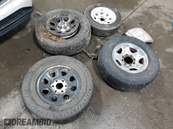2012 Chevrolet Silverado 1500 Work Truck z VIN 1GCNKPEA4CZ100743, wystawiony jako Copart lot #70768315 z przebiegiem 183 019 mil mil oraz Szkoda całkowita • Salvage title. Historia ofert i sprzedaży dostępna na DreamBid. Obrazek 12.