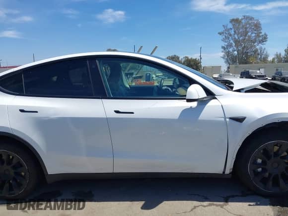 2022 Tesla Model Y Long Range z VIN 7SAYGDEE3NF413701, wystawiony jako IAAI lot #43045999 z przebiegiem 17 042 mil mil oraz . Historia ofert i sprzedaży dostępna na DreamBid. Obrazek 12.