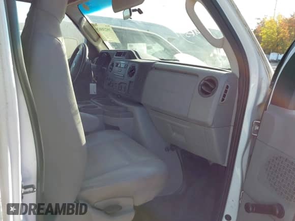 2010 Ford Econoline Cargo Commercial z VIN 1FTNE2EW1ADA99714, wystawiony jako IAAI lot #40697600 z przebiegiem 99 977 mil mil oraz . Historia ofert i sprzedaży dostępna na DreamBid. Obrazek 5.