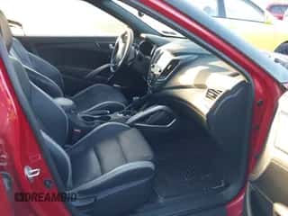 2016 Hyundai Veloster Turbo z VIN KMHTC6AE3GU267035, wystawiony jako IAAI lot #43475203 z przebiegiem 67 306 mil mil oraz . Historia ofert i sprzedaży dostępna na DreamBid. Obrazek 5.