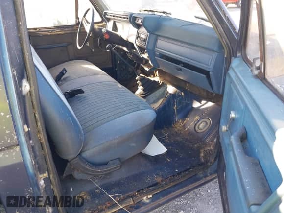 1985 Ford F-150 z VIN 2FTDF15Y1FCA74680, wystawiony jako IAAI lot #43451603 z przebiegiem 74 615 mil mil oraz . Historia ofert i sprzedaży dostępna na DreamBid. Obrazek 8.