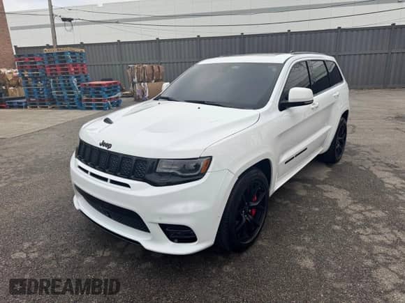 2021 Jeep Grand Cherokee SRT z VIN 1C4RJFDJXMC768325, wystawiony jako Copart lot #52925255 z przebiegiem 14 833 mil mil oraz Czysty tytuł • Clean title. Historia ofert i sprzedaży dostępna na DreamBid. Obrazek 1.