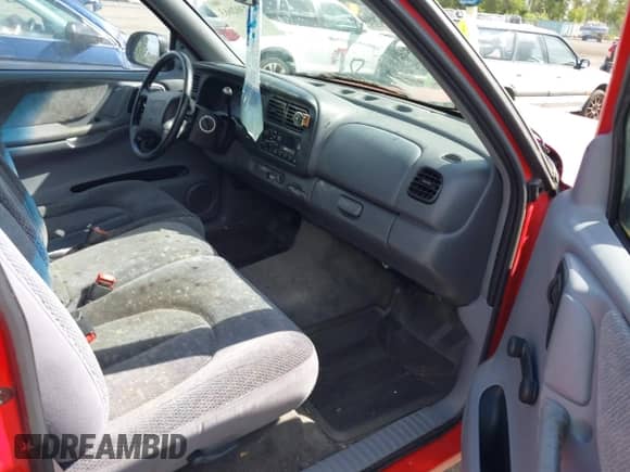 1998 Dodge Dakota SLT z VIN 1B7FL26X6WS611665, wystawiony jako IAAI lot #42302663 z przebiegiem 189 476 mil mil oraz . Historia ofert i sprzedaży dostępna na DreamBid. Obrazek 5.