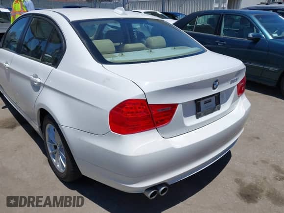 2010 BMW 3 Series 328i с VIN WBAPH5C5XAA439453, выставлен на аукционе IAAI как лот 42636515 с пробегом 98 702 миль миль и . История ставок и продаж доступна на DreamBid. Изображение 6.