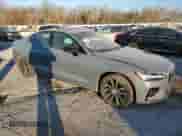 2022 Volvo S60 Momentum z VIN 7JRL12FZ5NG154635, wystawiony jako Copart lot #82207144 z przebiegiem Nie podano mil oraz Szkoda całkowita • Salvage title. Historia ofert i sprzedaży dostępna na DreamBid. Obrazek 4.