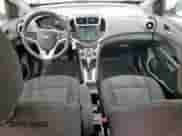 2017 Chevrolet Sonic LT z VIN 1G1JD5SB0H4171851, wystawiony jako Copart lot #67723955 z przebiegiem 77 441 mil mil oraz Szkoda całkowita • Salvage title. Historia ofert i sprzedaży dostępna na DreamBid. Obrazek 8.