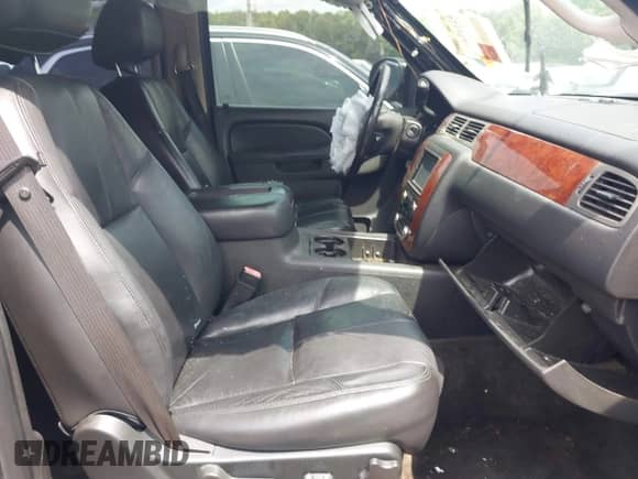 2010 Chevrolet Suburban LT z VIN 1GNUCJE06AR138587, wystawiony jako IAAI lot #42145484 z przebiegiem 283 318 mil mil oraz . Historia ofert i sprzedaży dostępna na DreamBid. Obrazek 5.