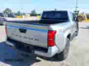 2024 Toyota Tacoma SR5 z VIN 3TMLB5JN5RM039515, wystawiony jako IAAI lot #42416031 z przebiegiem 10 900 mil mil oraz . Historia ofert i sprzedaży dostępna na DreamBid. Obrazek 4.