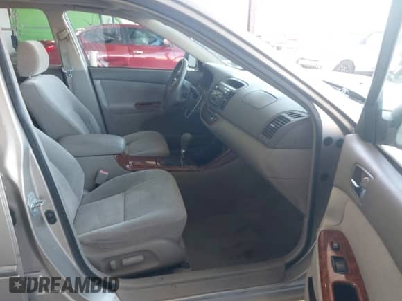 2002 Toyota Camry LE z VIN JTDBE32K320136619, wystawiony jako IAAI lot #42821050 z przebiegiem 165 174 mil mil oraz . Historia ofert i sprzedaży dostępna na DreamBid. Obrazek 5.