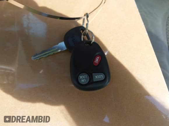 2001 Chevrolet Silverado 1500 LS z VIN 2GCEK19T411311519, wystawiony jako IAAI lot #43332797 z przebiegiem 180 303 mil mil oraz . Historia ofert i sprzedaży dostępna na DreamBid. Obrazek 11.