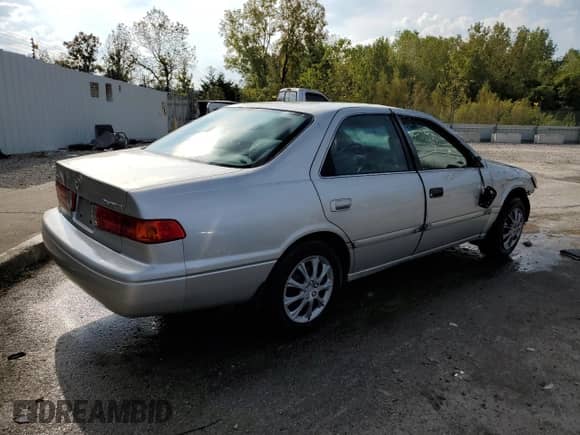 2001 Toyota Camry LE z VIN 4T1BG22K11U848733, wystawiony jako Copart lot #80791745 z przebiegiem 123 194 mil mil oraz Nie do naprawy • Non repairable. Historia ofert i sprzedaży dostępna na DreamBid. Obrazek 3.