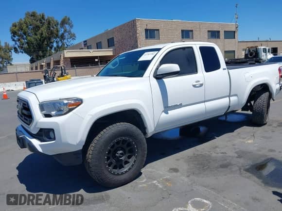 2018 Toyota Tacoma SR5 z VIN 5TFSZ5AN7JX125771, wystawiony jako IAAI lot #42783782 z przebiegiem 152 340 mil mil oraz . Historia ofert i sprzedaży dostępna na DreamBid. Obrazek 17.