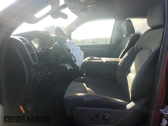 2020 Ram 1500 Big Horn z VIN 1C6SRFMT3LN397790, wystawiony jako Copart lot #59219714 z przebiegiem 43 898 mil mil oraz Szkoda całkowita • Salvage title. Historia ofert i sprzedaży dostępna na DreamBid. Obrazek 7.