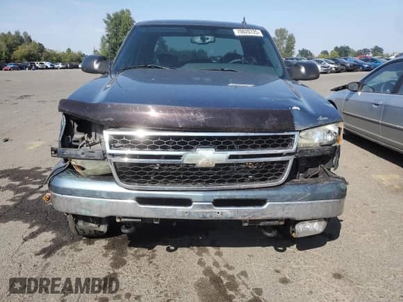 2007 Chevrolet Silverado 1500HD LS z VIN 1GCGK13U17F143561, wystawiony jako Copart lot #70620725 z przebiegiem 140 242 mil mil oraz Szkoda całkowita • Salvage title. Historia ofert i sprzedaży dostępna na DreamBid. Obrazek 5.