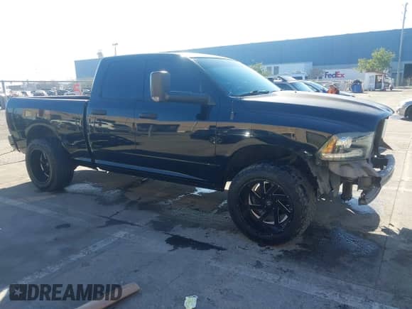 2014 Ram 1500 Tradesman z VIN 1C6RR6FT7ES190674, wystawiony jako IAAI lot #41361129 z przebiegiem 164 233 mil mil oraz . Historia ofert i sprzedaży dostępna na DreamBid. Obrazek 1.