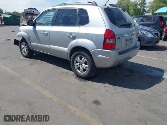 2007 Hyundai Tucson SE z VIN KM8JN72D67U503903, wystawiony jako IAAI lot #42471029 z przebiegiem 234 409 mil mil oraz . Historia ofert i sprzedaży dostępna na DreamBid. Obrazek 3.