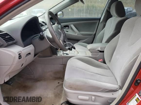 2011 Toyota Camry LE z VIN 4T1BF3EK2BU172606, wystawiony jako Copart lot #86506525 z przebiegiem 255 274 mil mil oraz Czysty tytuł • Clean title. Historia ofert i sprzedaży dostępna na DreamBid. Obrazek 7.