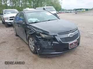 2013 Chevrolet Cruze LS z VIN 1G1PA5SGXD7190253, wystawiony jako IAAI lot #42245476 z przebiegiem 103 944 mil mil oraz . Historia ofert i sprzedaży dostępna na DreamBid. Obrazek 1.