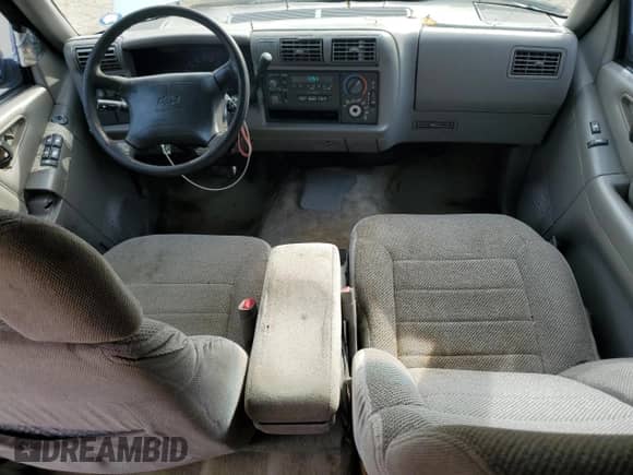 1997 Chevrolet Blazer LS z VIN 1GNCS13W2VK216755, wystawiony jako Copart lot #42385625 z przebiegiem 269 008 mil mil oraz Szkoda całkowita • Salvage title. Historia ofert i sprzedaży dostępna na DreamBid. Obrazek 8.