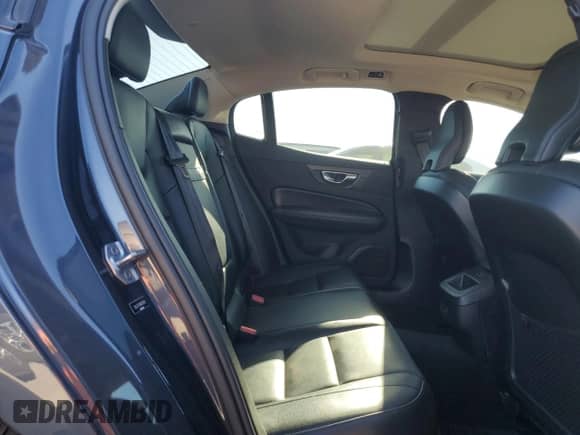 2022 Volvo S60 Momentum z VIN 7JRL12TZ1NG175700, wystawiony jako Copart lot #49826865 z przebiegiem 46 213 mil mil oraz Czysty tytuł • Clean title. Historia ofert i sprzedaży dostępna na DreamBid. Obrazek 10.