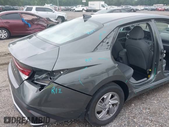 2024 Hyundai Elantra SE z VIN KMHLL4DGXRU817934, wystawiony jako IAAI lot #42659416 z przebiegiem 13 497 mil mil oraz . Historia ofert i sprzedaży dostępna na DreamBid. Obrazek 18.