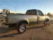 2002 Ford F-150 XL z VIN 1FTRF18262NB35586, wystawiony jako Copart lot #77114114 z przebiegiem 166 942 mil mil oraz Szkoda całkowita • Salvage title. Historia ofert i sprzedaży dostępna na DreamBid. Obrazek 3.