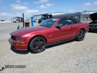 2005 Ford Mustang GT Deluxe z VIN 1ZVFT85H455196014, wystawiony jako Copart lot #64955205 z przebiegiem 185 633 mil mil oraz Szkoda całkowita • Salvage title. Historia ofert i sprzedaży dostępna na DreamBid. Obrazek 1.