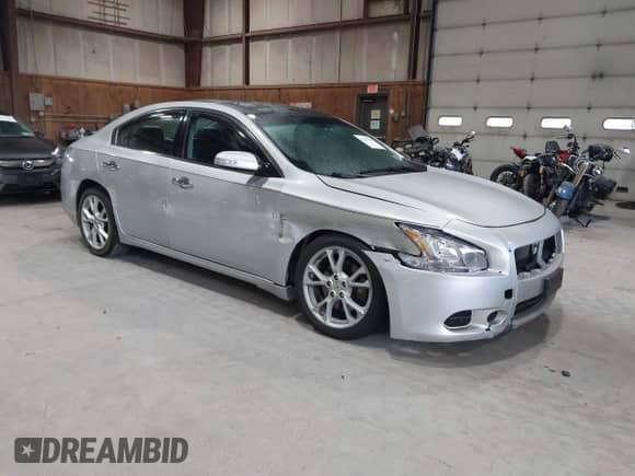 2014 Nissan Maxima SV z VIN 1N4AA5AP9EC447531, wystawiony jako IAAI lot #43320701 z przebiegiem 129 962 mil mil oraz . Historia ofert i sprzedaży dostępna na DreamBid. Obrazek 1.