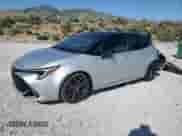 2024 Toyota Corolla XSE z VIN JTNC4MBE7R3220759, wystawiony jako Copart lot #59930815 z przebiegiem 18 691 mil mil oraz Szkoda całkowita • Salvage title. Historia ofert i sprzedaży dostępna na DreamBid. Obrazek 1.