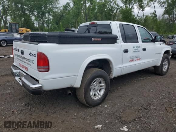 2001 Dodge Dakota Sport with VIN 1B7GG2AN01S142094, listed as a Copart auction lot 57018215 with 136,340 mi miles and Non repairable. Bid and sale history available at DreamBid. Image 3.