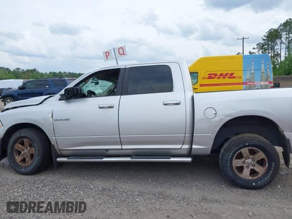 2010 Dodge 1500 ST z VIN 1D7RB1CP4AS101599, wystawiony jako IAAI lot #41076441 z przebiegiem 229 781 mil mil oraz . Historia ofert i sprzedaży dostępna na DreamBid. Obrazek 14.