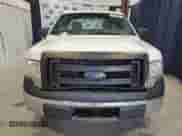 2013 Ford F-150 XL z VIN 1FTNF1CF6DKF01995, wystawiony jako Copart lot #84981795 z przebiegiem 125 663 mil mil oraz Czysty tytuł • Clean title. Historia ofert i sprzedaży dostępna na DreamBid. Obrazek 5.