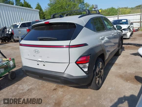 2025 Hyundai Kona SEL z VIN KM8HB3AB5SU273814, wystawiony jako IAAI lot #43008032 z przebiegiem 1 564 mil mil oraz . Historia ofert i sprzedaży dostępna na DreamBid. Obrazek 4.