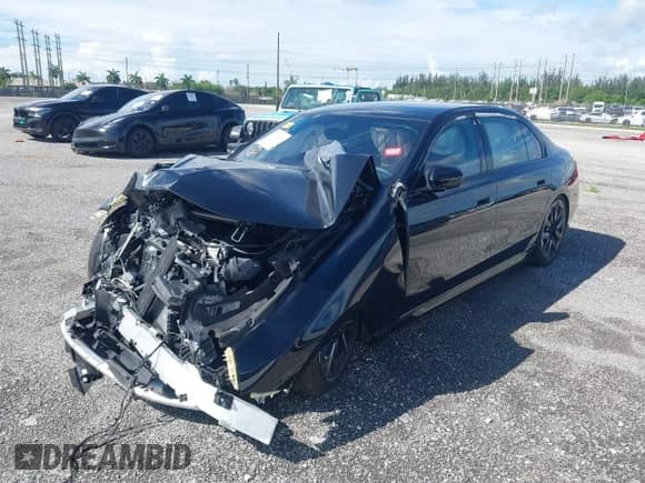 2024 BMW 7 Series 740i z VIN WBA23EH01RCR40270, wystawiony jako IAAI lot #41094809 z przebiegiem 8 835 mil mil oraz . Historia ofert i sprzedaży dostępna na DreamBid. Obrazek 2.