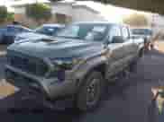 2024 Toyota Tacoma SR5 z VIN 3TMLB5JN9RM057547, wystawiony jako IAAI lot #42865640 z przebiegiem 28 049 mil mil oraz . Historia ofert i sprzedaży dostępna na DreamBid. Obrazek 22.