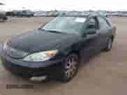 2003 Toyota Camry LE z VIN 4T1BF30K83U057159, wystawiony jako IAAI lot #43424201 z przebiegiem 175 988 mil mil oraz . Historia ofert i sprzedaży dostępna na DreamBid. Obrazek 6.